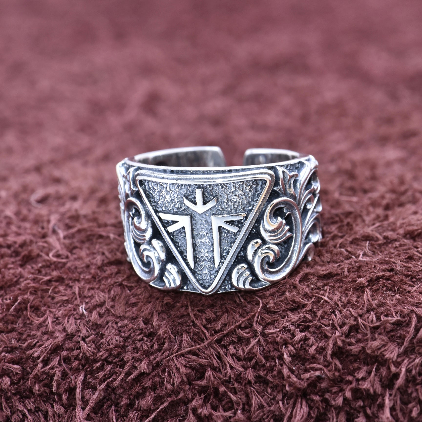 "Detailed view of Men's Silver Ring with Ornaments in high-quality Silver 925.