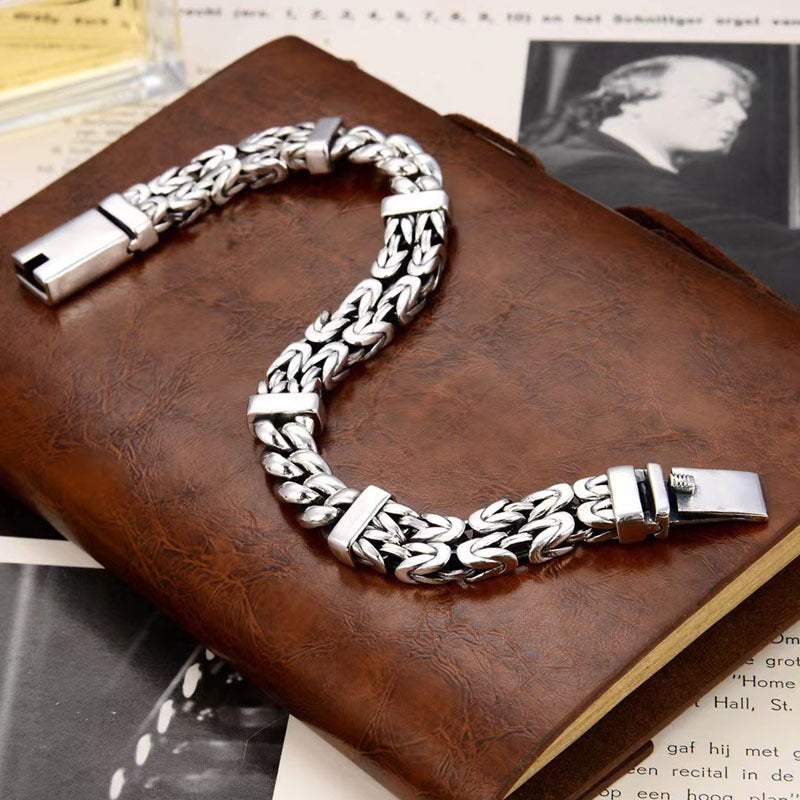 Close-up of the Men's Silver Bracelet chain
